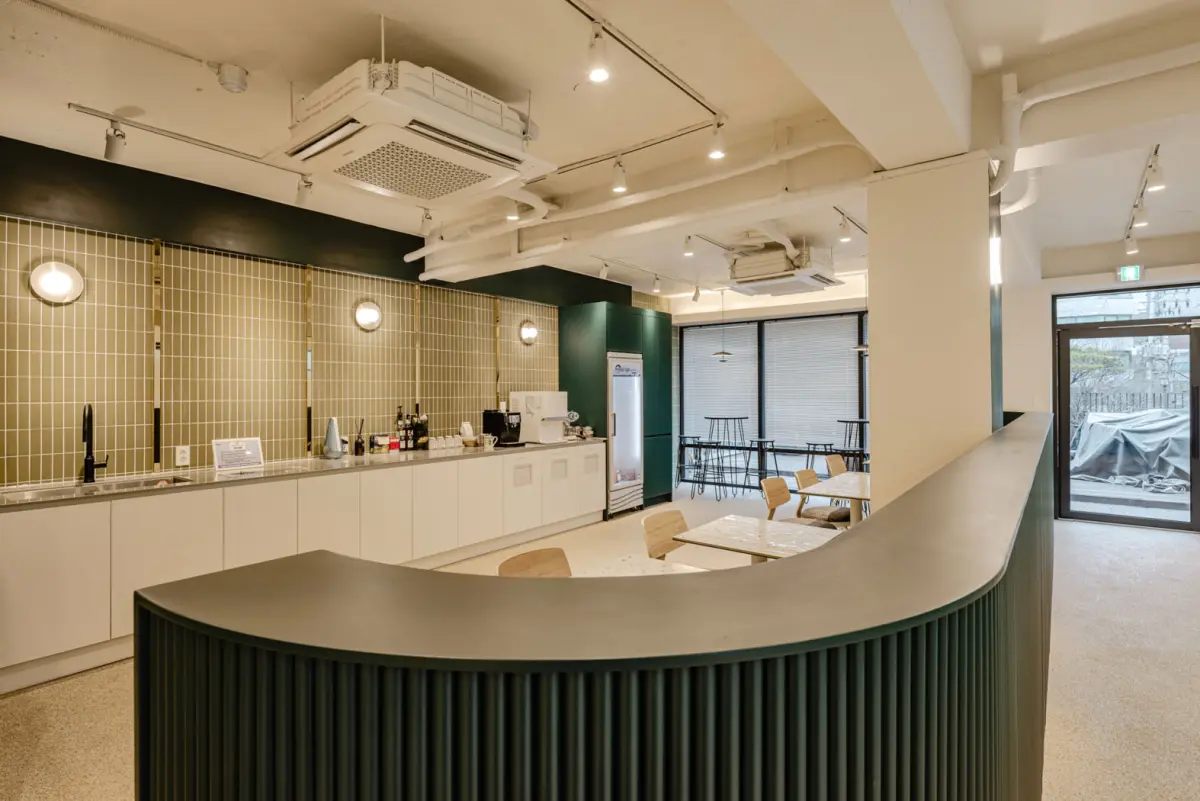 그린 컬러가 돋보이는 모던 인더스트리얼 오피스 라운지